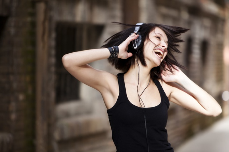 Thiet bi nghe nhac thoi trang, nho gon thu hut gioi tre hinh anh