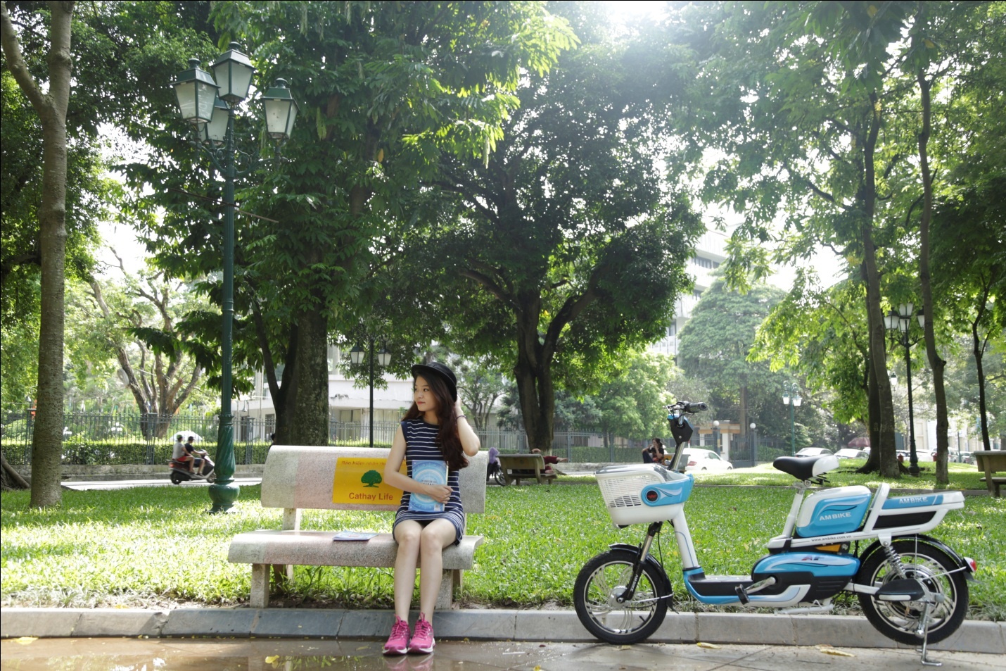 Xe đạp điện là phương tiện di chuyển rất quen thuộc của giới trẻ.