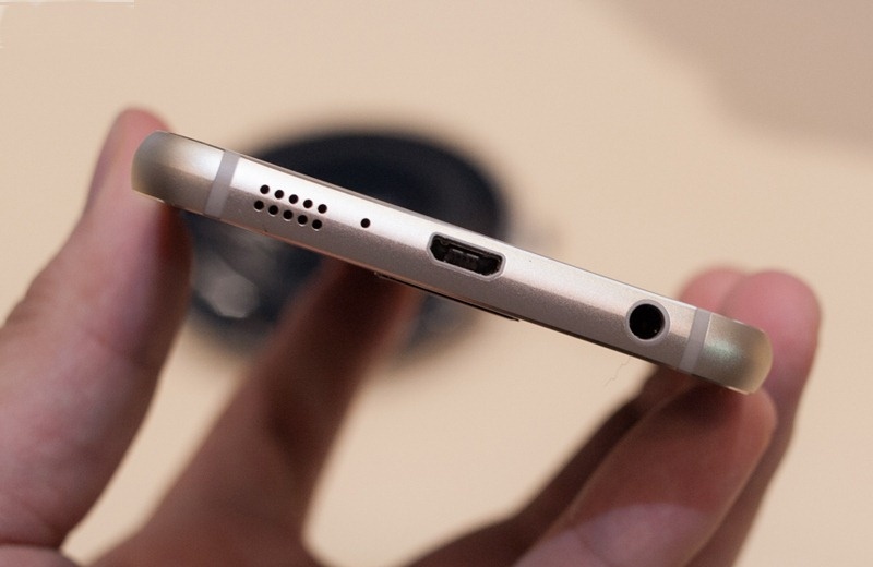 X6-Design trang bị camera độ phân giải 13,3 megapixel và chạy hệ điều hành Android 5.0 Lollipop.