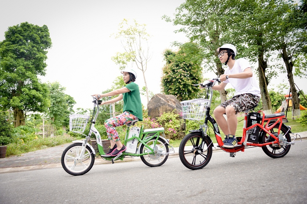 Xe dien chay pin iPhone gia chi bang xe chay ac quy hinh anh