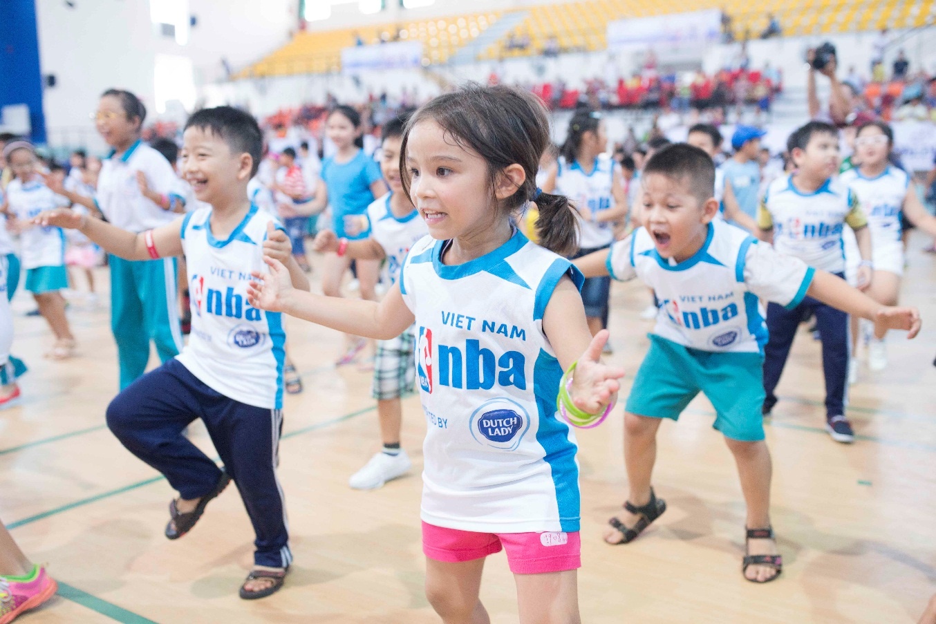 Các em nhỏ hào hứng tập luyện trong Jr. NBA 2015.