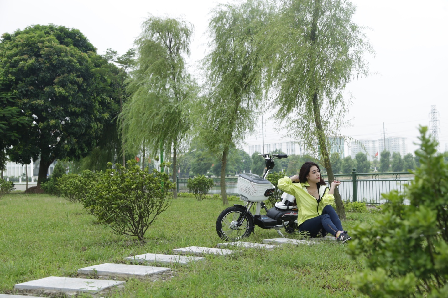 Các loại xe điện nhỏ gọn như Ambike sẽ là món phụ kiện đầy cá tính trong một chuyến đi dã ngoại ngắn bên hồ Tây thơ mộng. Các bạn trẻ có thể yên tâm sử dụng xe cho những chuyến đi chơi xa, bởi xe sử dụng ắc quy chất lượng cao và chạy 65-70 km/lần sạc đầy.