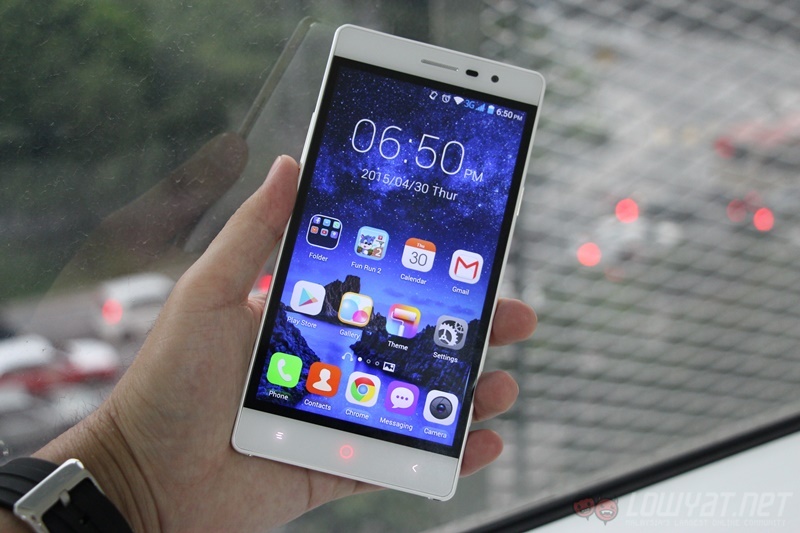 Elite 2 viền nhôm mạ vàng nổi bật.