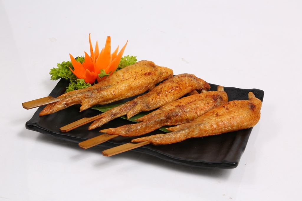 Món cánh gà nướng tiêu chế biến với gia vị nhập khẩu trực tiếp từ Đài Loan dậy mùi thơm quyến rũ thực khách.