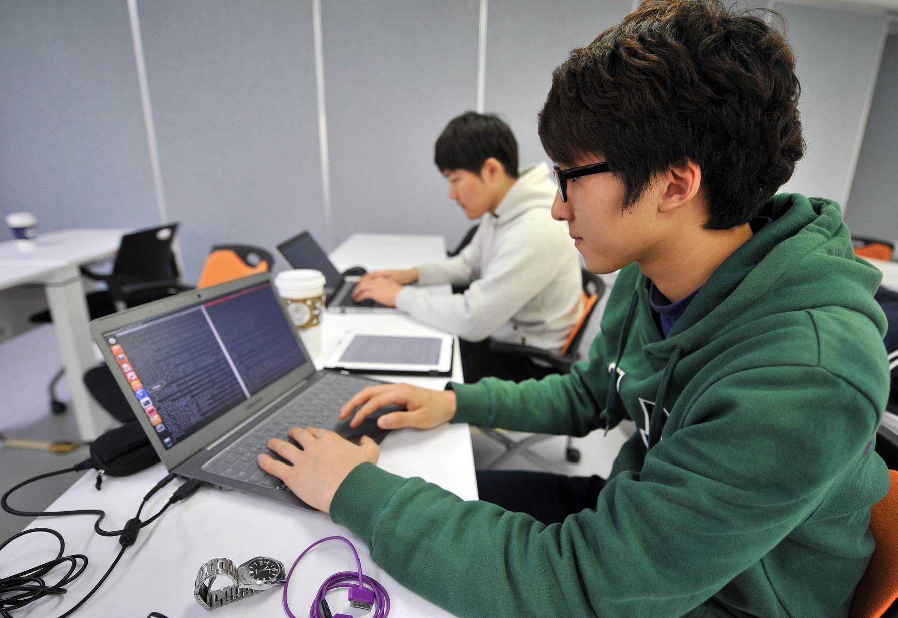 Công nghệ phần mềm là ngành hấp dẫn các bạn trẻ say mê lập trình.