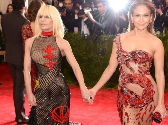 Jennifer Lopez long lay trong trang phuc Atelier Versace hinh anh