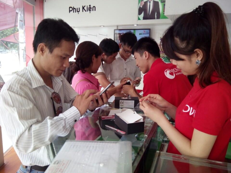 Khách hàng trải nghiệm HERO 2 tại showroom số 2 Xã Đàn.