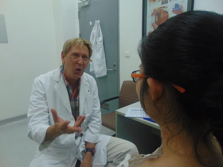 Bac si Pierre Coulon den kham va chua benh tai Viet Nam hinh anh