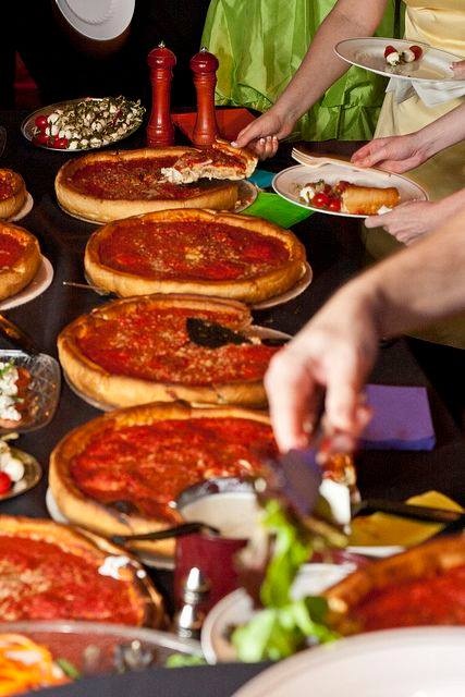 Hương vị này nhanh chóng hòa quyện với vị thơm ngậy, dai dai mà đậm đà của phô mai Mozzarella lừng danh thế giới, xen kẽ với chất tươi ngon của từng loại nhân bánh.