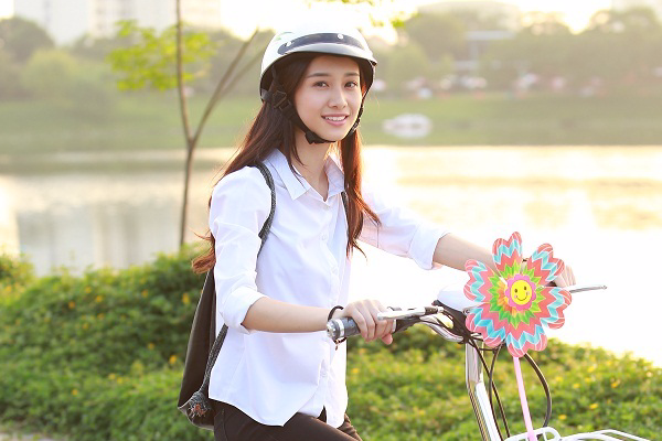 Phu huynh ru nhau mua xe dap dien cho con di hoc he hinh anh