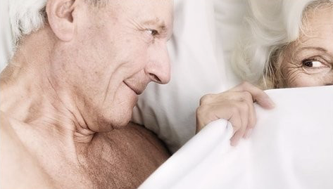 Hòa hợp chuyện “chăn gối” giúp giữ gìn hạnh phúc gia đình.