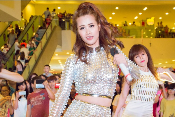 Quan quan The Remix dien boc lua trong 'Ngay cua me' hinh anh