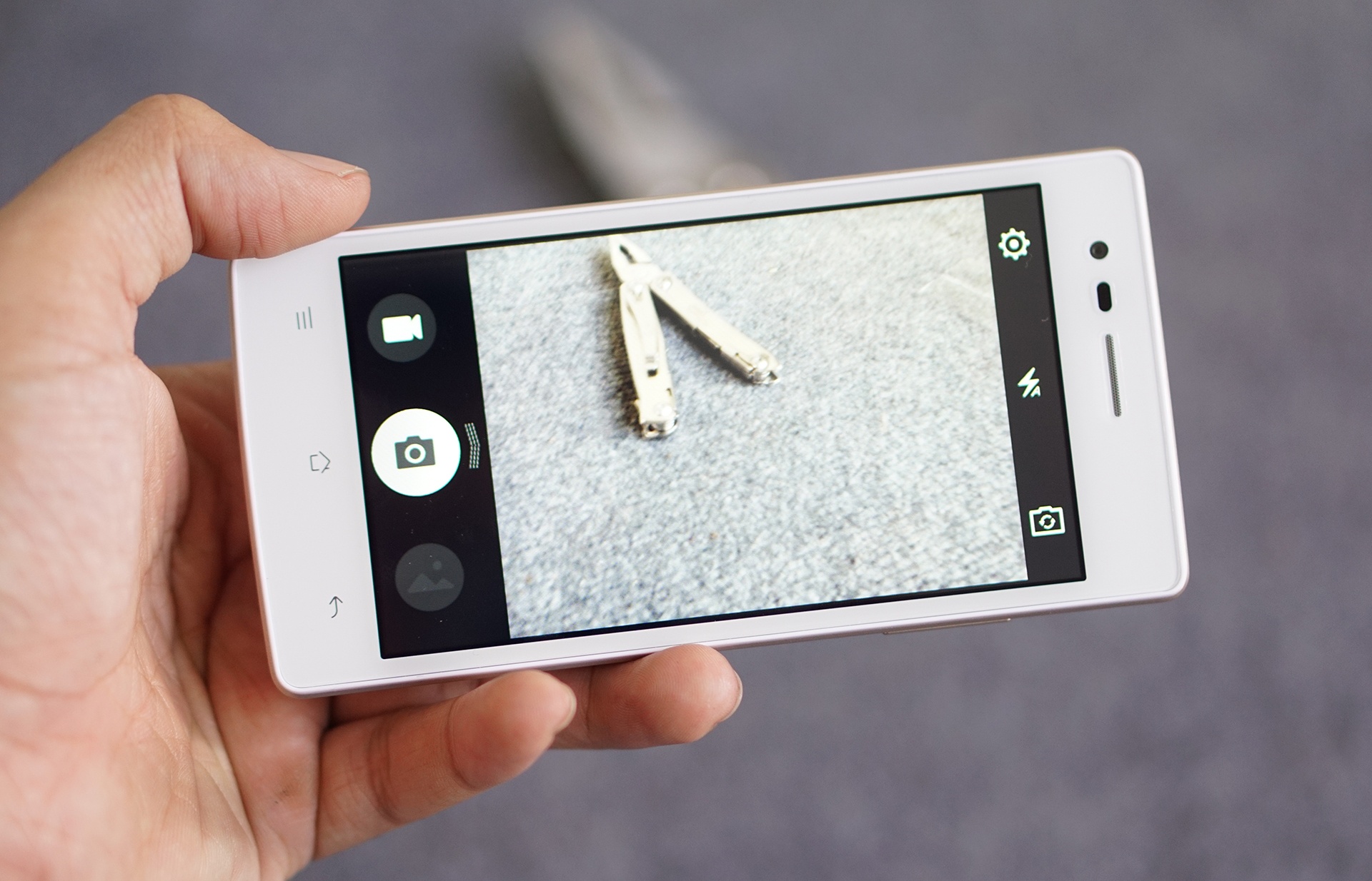 Được đầu tư kỹ lưỡng về phần cứng, camera chính của Neo 5 được trang bị 5 lớp thấu kính, cảm biến Sony IMX179 kích thước lớn 1/3.2 inch, khẩu độ F2.2 và tốc độ chụp ảnh nhanh.