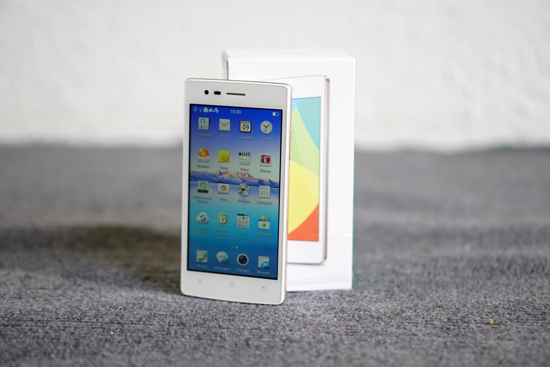 OPPO Neo 5 dùng hệ điều hành Color OS 2.0.1 (dựa trên Android 4.4). Hệ thống truy cập nhanh các tiện ích bằng cử chỉ có thêm những thao tác mới. Tại Việt Nam, máy lên kệ với hai màu trắng và đen. Đây là sản phẩm giá tốt, có thiết kế thời thượng, phần cứng được đầu tư kỹ lưỡng song mức chi phí vừa phải, hợp với các bạn trẻ.