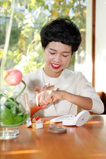 Thuộc thế hệ 7X nhưng làn da trắng mịn của Nicky Khánh Ngọc vẫn là mơ ước của nhiều cô gái.