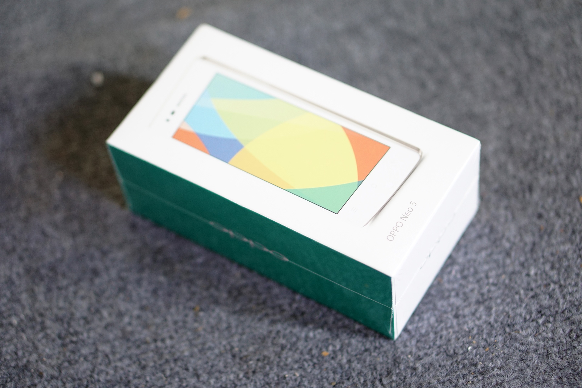 Sau Neo 3 giá tốt từng gây bão nhóm smartphone phổ thông năm 2014, OPPO tiếp tục làm mới phân khúc này với mẫu Neo 5. Máy vừa lên kệ tại các đại lý, cửa hàng với giá 3,69 triệu đồng.