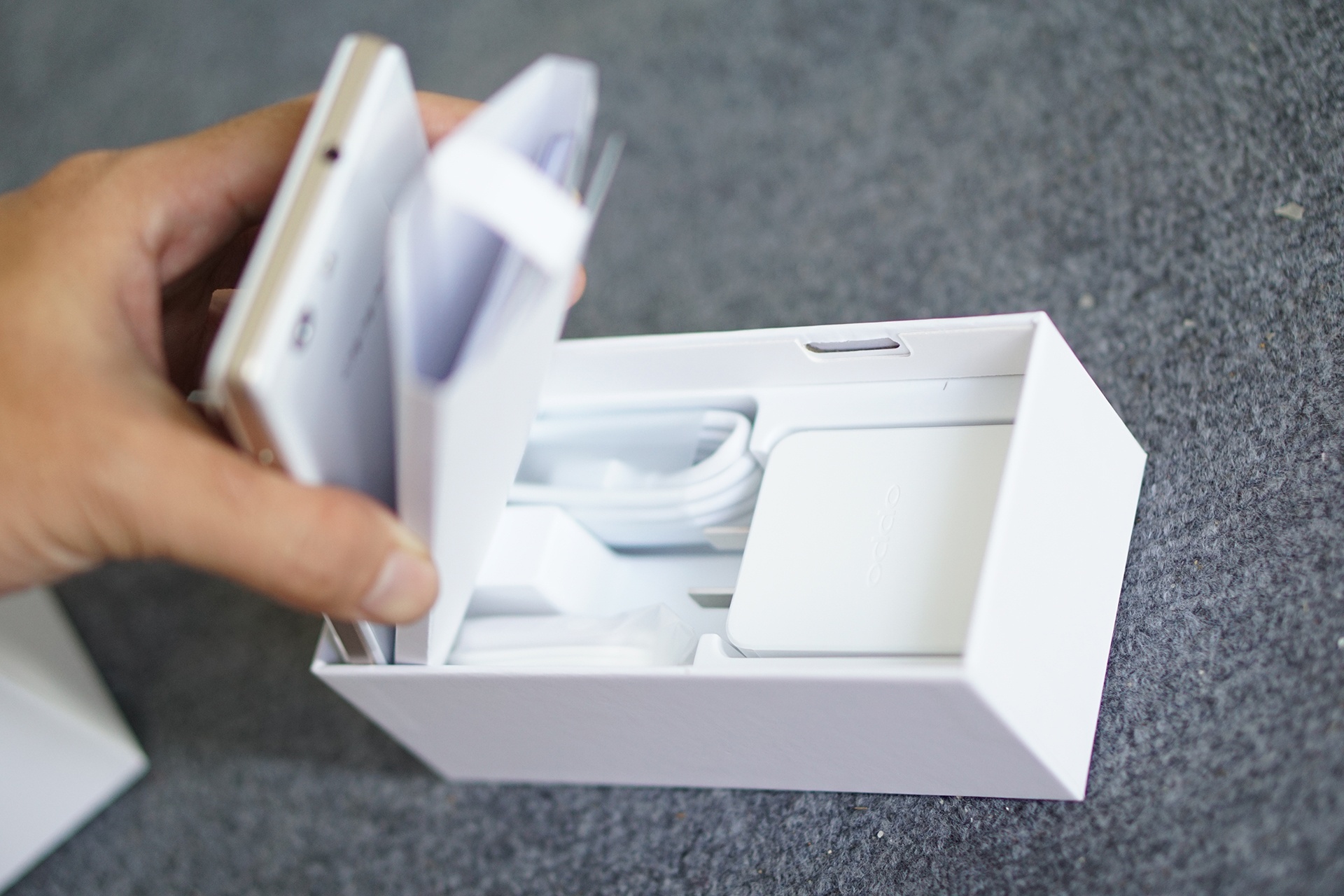 Là một smartphone phổ thông nhưng cách đóng hộp và bố trí phụ kiện của OPPO cho mẫu Neo 5 chỉn chu như những model cao cấp.