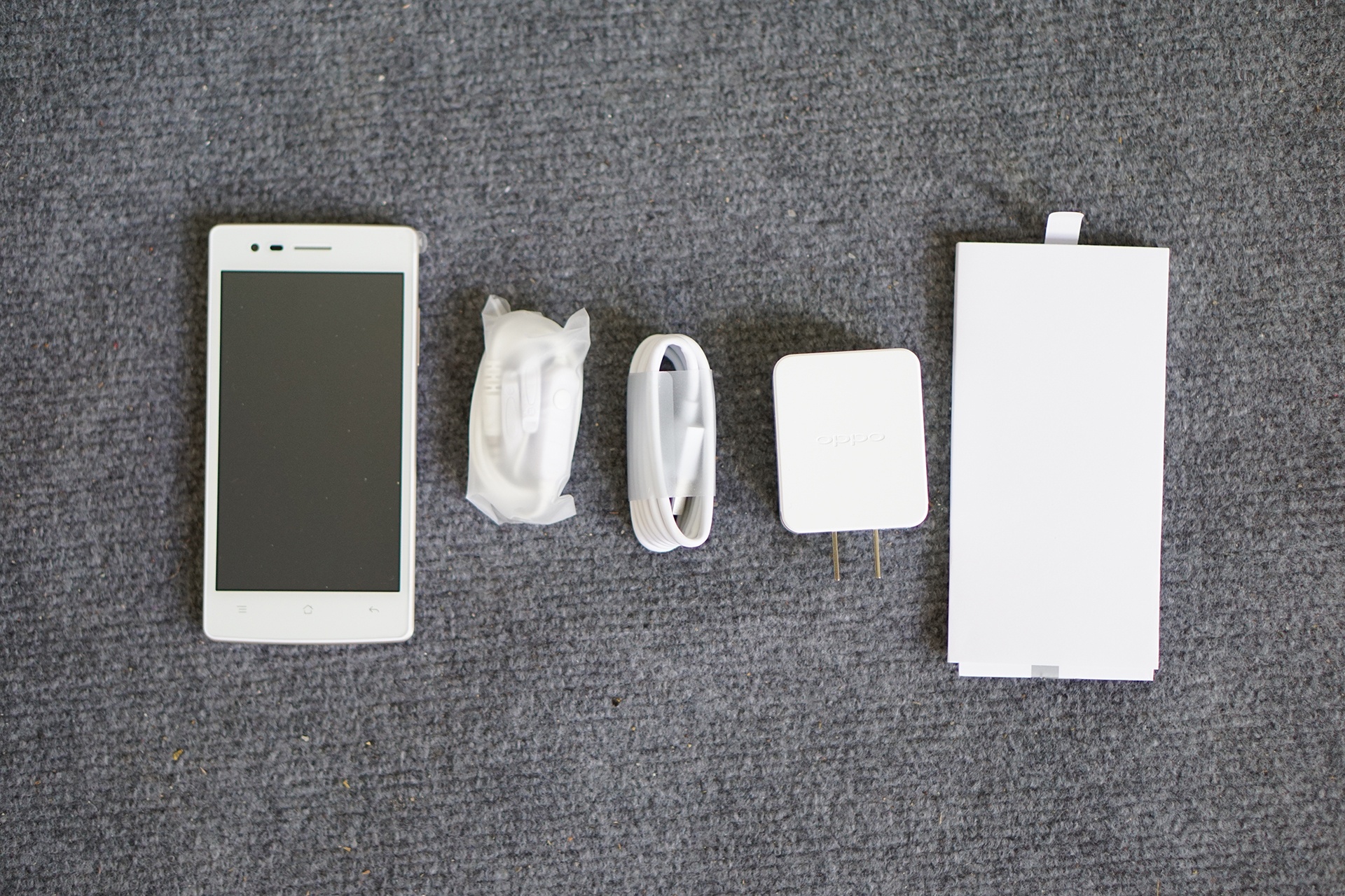 Máy đi kèm cục sạc, cáp, tai nghe và sách hướng dẫn.