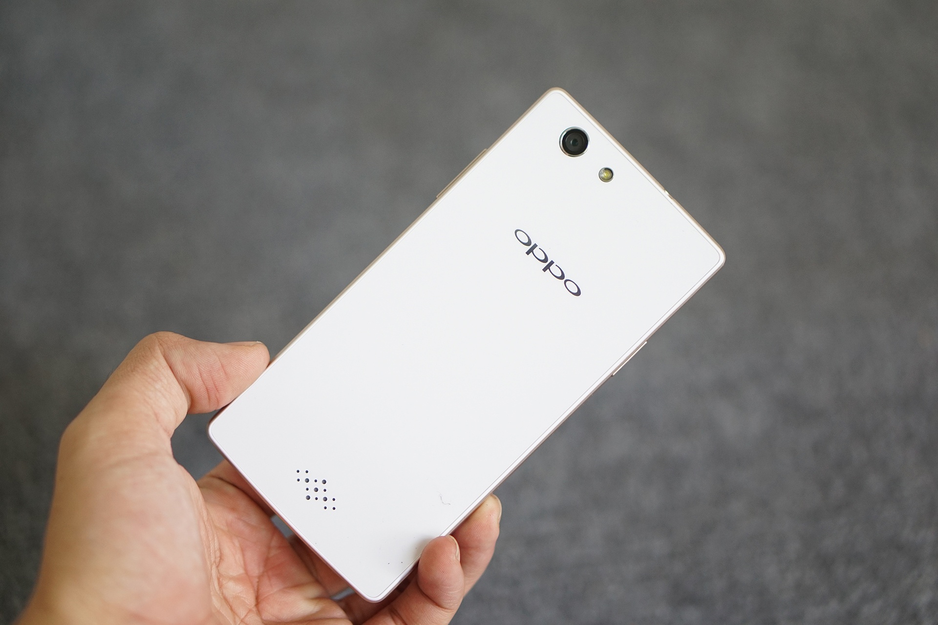  Nếu như Neo 3 dùng vỏ nhựa trẻ trung, Neo 5 lại được OPPOnâng cấp với thiết kế 2 mặt gương sáng bóng. Mặt sau của máy được phủ một lớp nhựa cường lực vớikhảnănguốndẻolinhhoạt, chắcchắnvà tạo được sự sáng bóng như gương, đem đến sự thời thượng, cao cấp cho sản phẩm này.