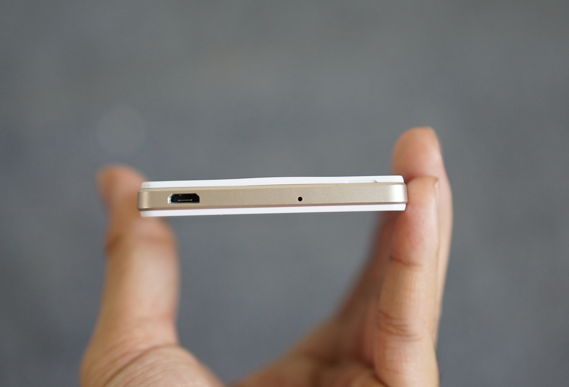 Mặt lưng máy có thể tháo rời để lắp SIM và thẻ nhớ, nhưng cách thiết kế khôn ngoan khiến người dùng có cảm giác Neo 5 là một sản phẩm nguyên khối.