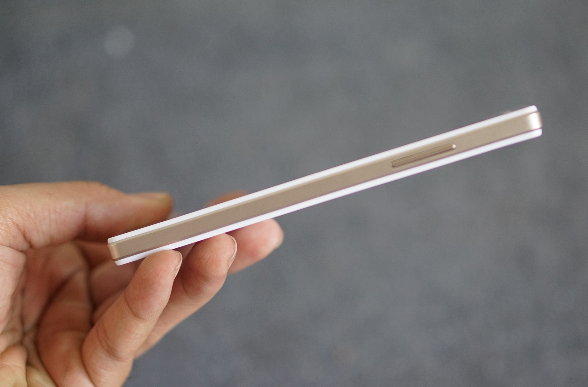 Trên Neo 5, OPPO đã sử dụng một viền nhựa cứng giả kim loại. Cảm giác cầm model này chắc chắn hơn nhiều so với Neo 3 và gần giống với mẫu R1 trước đây.