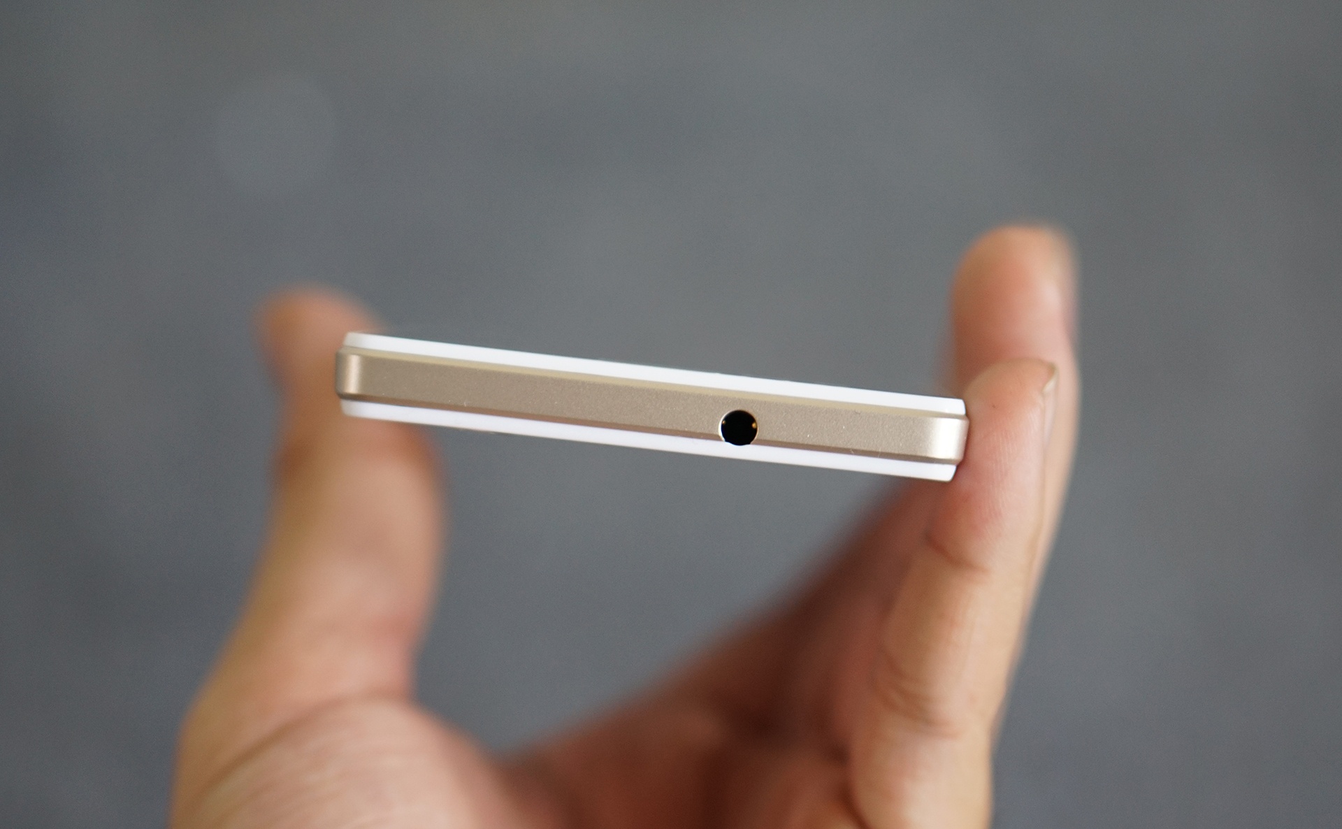 Các chi tiết trên thân máy như cổng kết nối, phím cứng được hoàn thiện tốt.