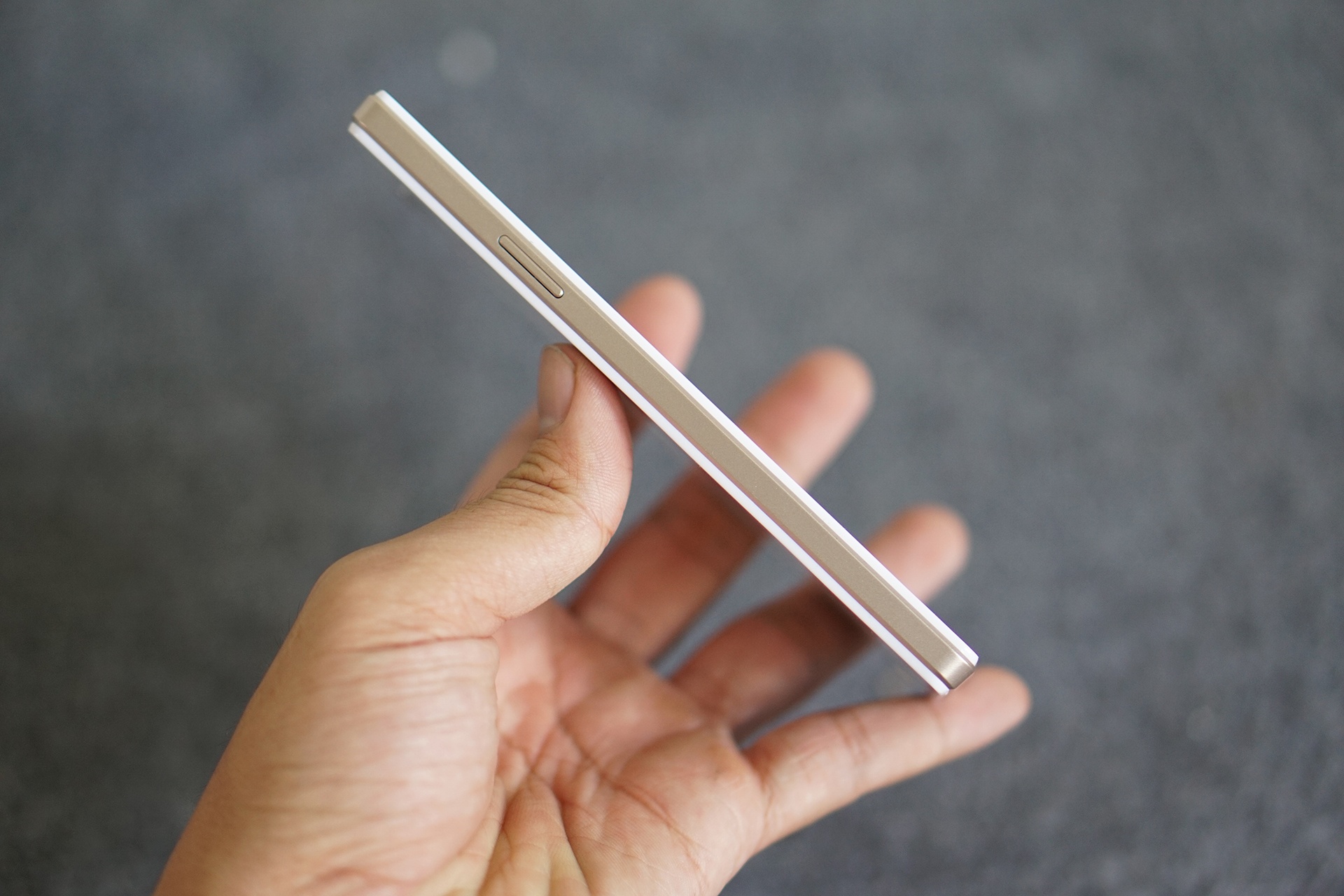 Máy được trang bị màn hình IPS LCD 4,5 inch 480 x 854 pixel, vi xử lý lõi tứ 1,3 GHz, RAM 1 GB, bộ nhớ trong 8 GB, có thể mở rộng thêm 32 GB qua thẻ nhớ ngoài.