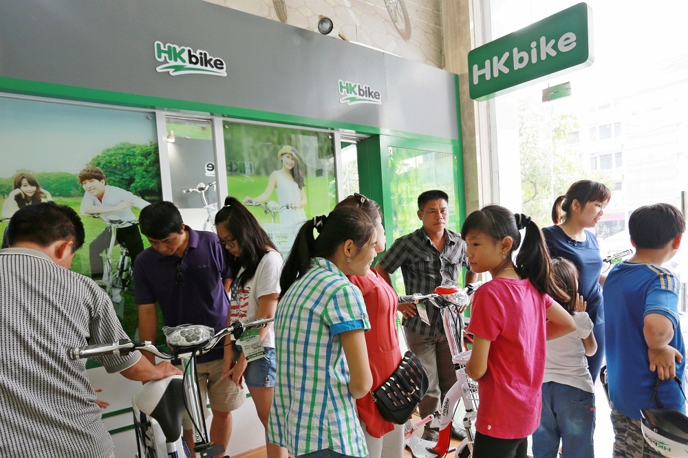 Mọi người đều hào hứng khi mua xe với giá tốt.