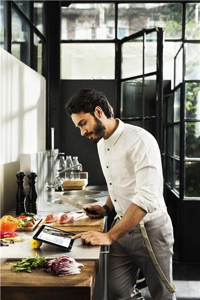 Transformer Book CHI  là chiếc laptop Windows 8.1 có thể tháo rời bàn phím, hướng tới đối tượng người dùng trẻ năng động, hiện đại và chuyên nghiệp.  