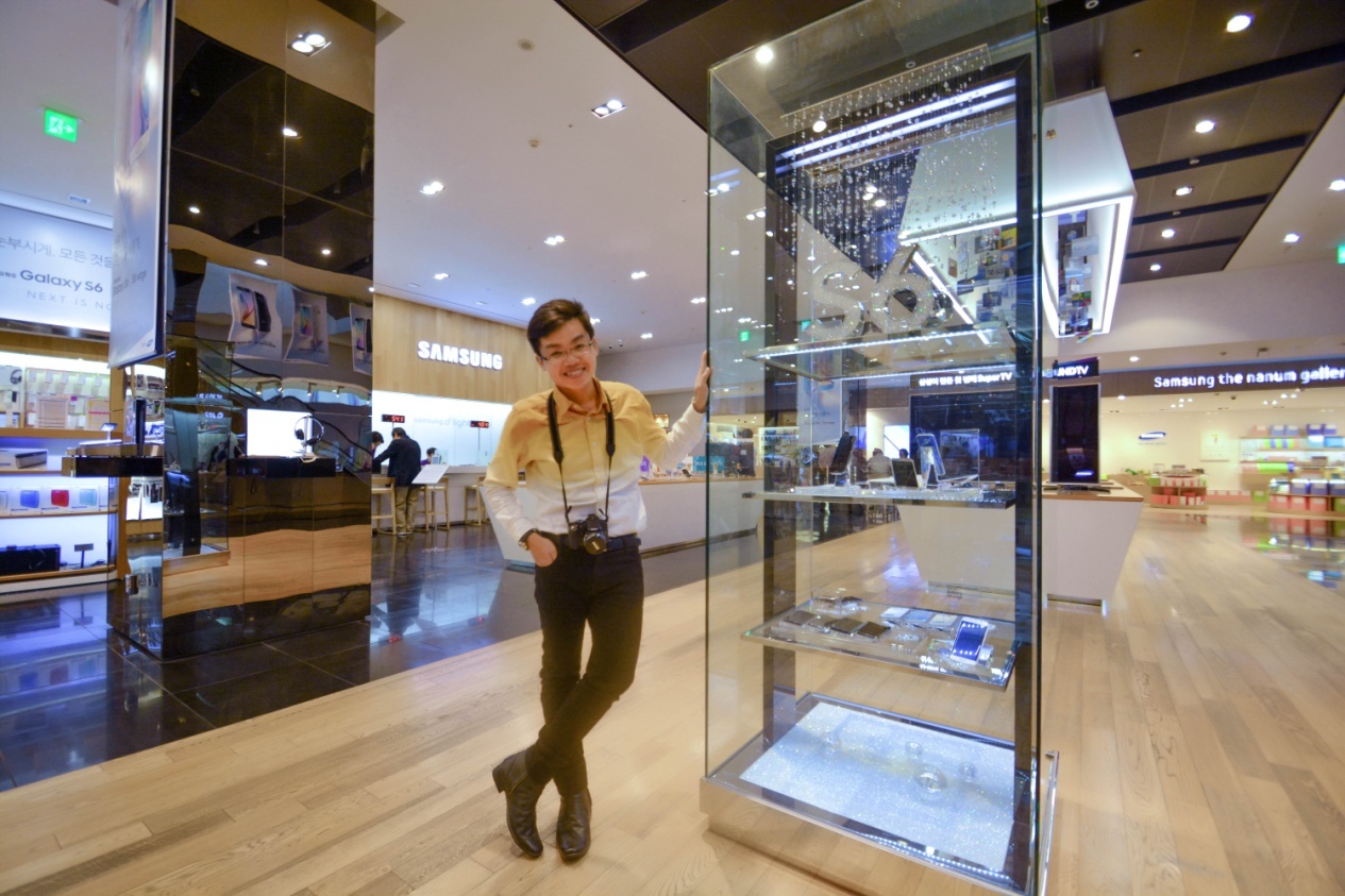 Minh Chính chụp ảnh lưu niệm tại khu trưng bày sản phẩm Samsung Galaxy S6 và S6 Edge. Sự hiện đại, hoành tráng của trung tâm khiến anh chàng không khỏi choáng ngợp.