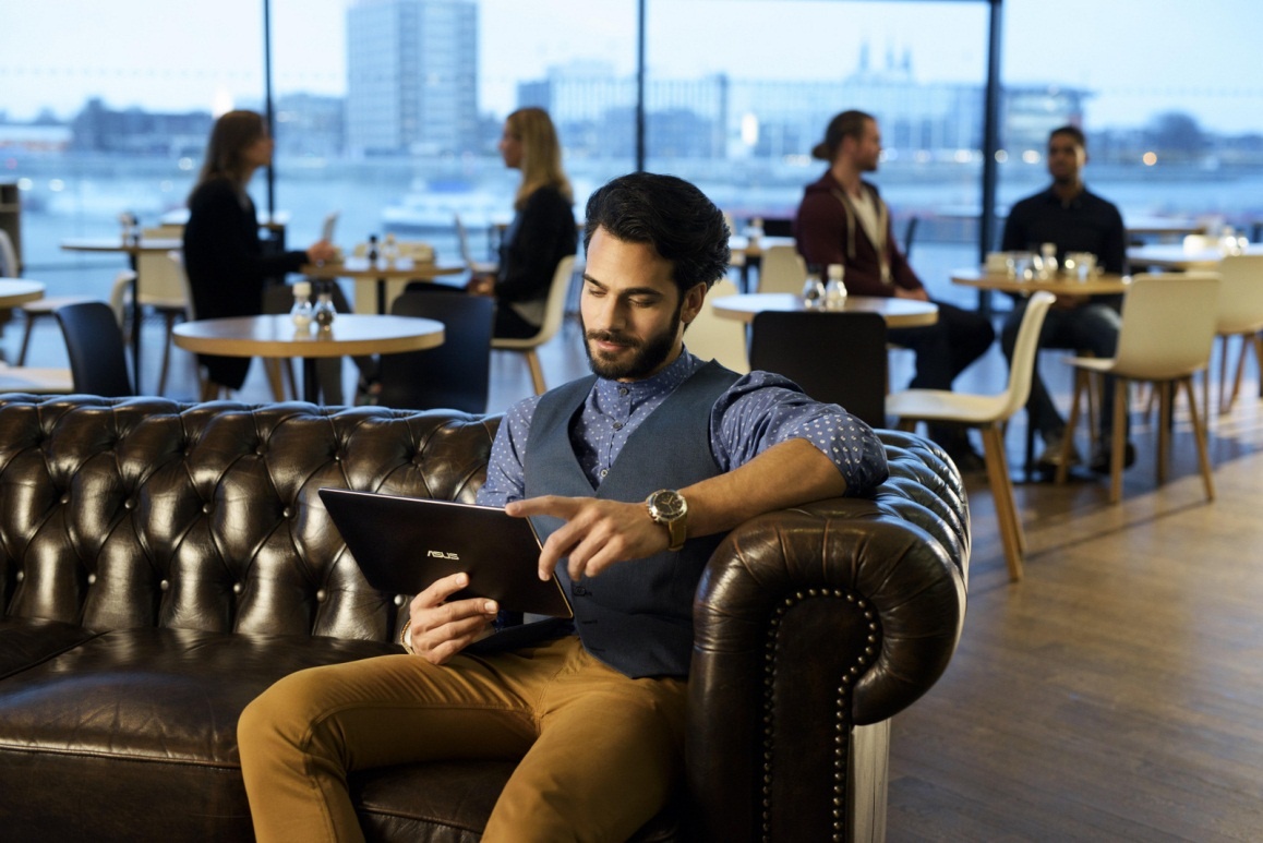 Transformer Book CHI có thiết kế tháo rời bàn phím, màn hình cảm ứng vượt trội nhờ Windows 8.1 chính hãng với kho ứng dụng Windows Store phong phú.  