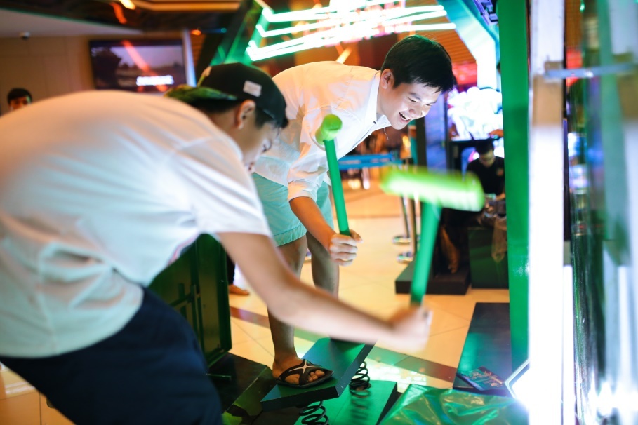 Bạn trẻ cười sảng khoái khi tham gia trò “Chiếc búa huyền thoại của Thor”.