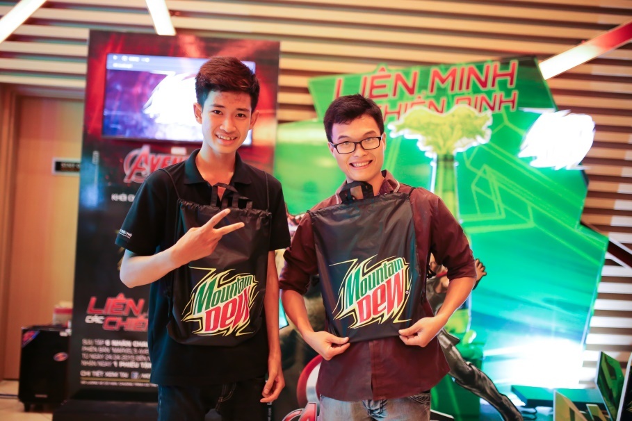 Hội chiến hữu khoe chiến lợi phẩm của mình.