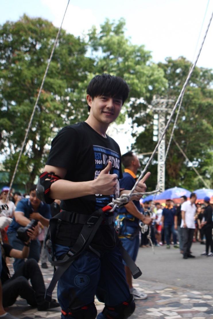 Là một người yêu thể thao, Ông Cao Thắng vui vẻ chấp nhận lời thách đấu từ Phạm Anh Khoa.