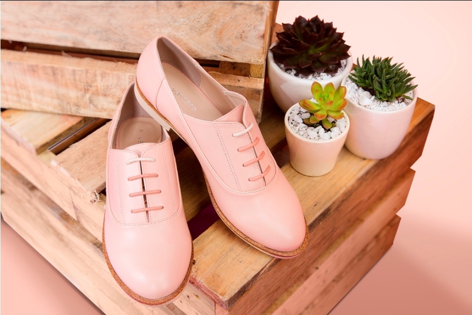 Giày Oxford được biến tấu với màu sắc trẻ trung, tinh tế, giúp người mang dễ dàng phối cùng trang phục.