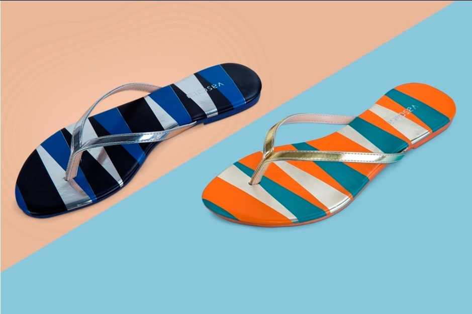 Các cô gái yêu màu sắc chắc chắn sẽ thích đôi beach flipflop phối màu tương phản mạnh trên nền bạc nổi bật này.