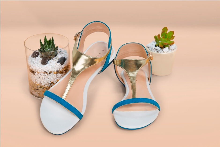 Sự kết hợp T-strap metallic điệu đà trên đôi sandal càng làm tăng thêm sự thanh lịch và nữ tính.