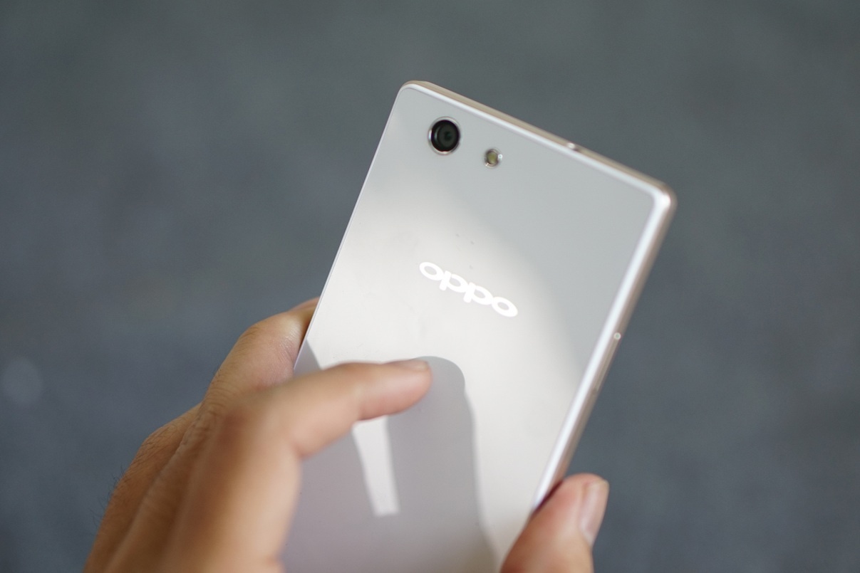 OPPO đã khéo léo dùng chất liệu nhựa cứng, sơn phủ giả kim loại bao quang thân máy. 