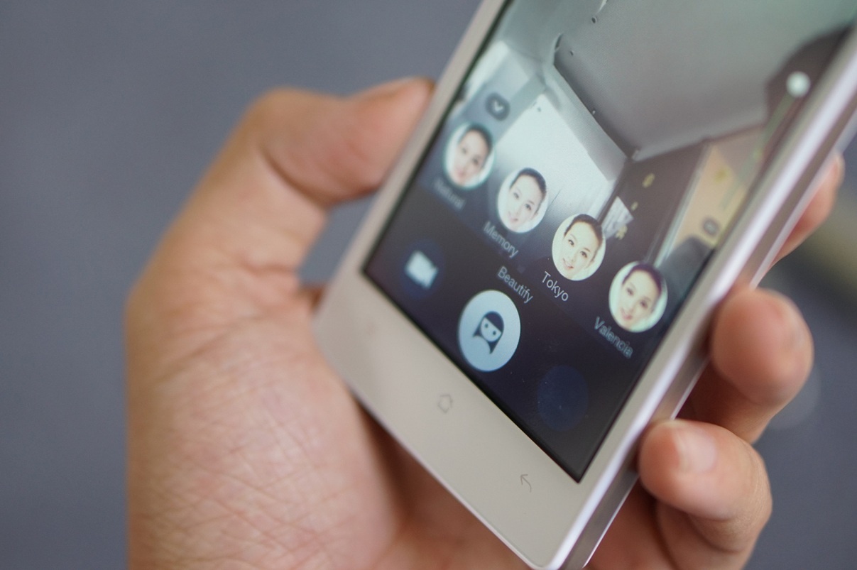 Với camera trước độ nét cao, tính năng chụp ảnh selfie của Neo 5 có thể sánh ngang với nhiều mẫu tầm trung và cao cấp trên thị trường.   