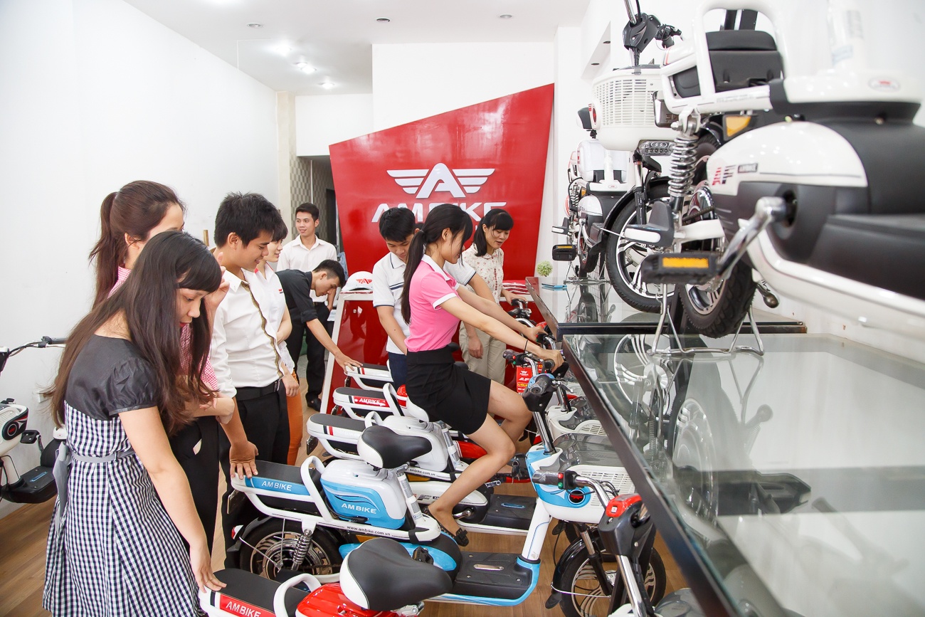 Showroom Ambike dong kin khach trong ngay dau khuyen mai hinh anh