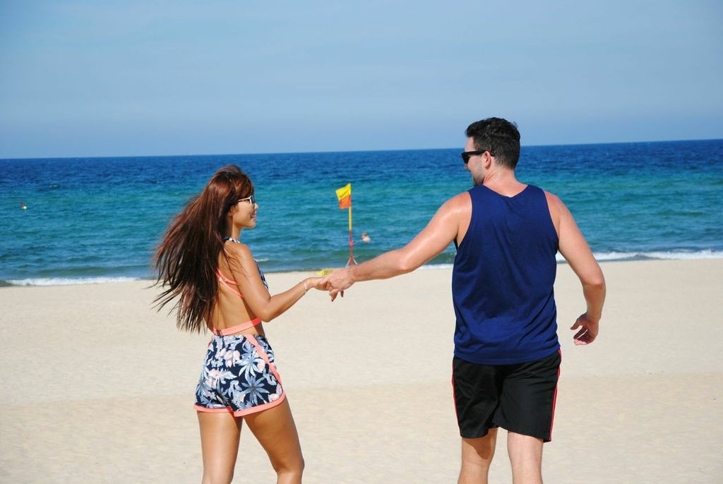 Không cần hy sinh Hà Anh vẫn vui vẻ, tự tin sánh bước bên bạn trai.