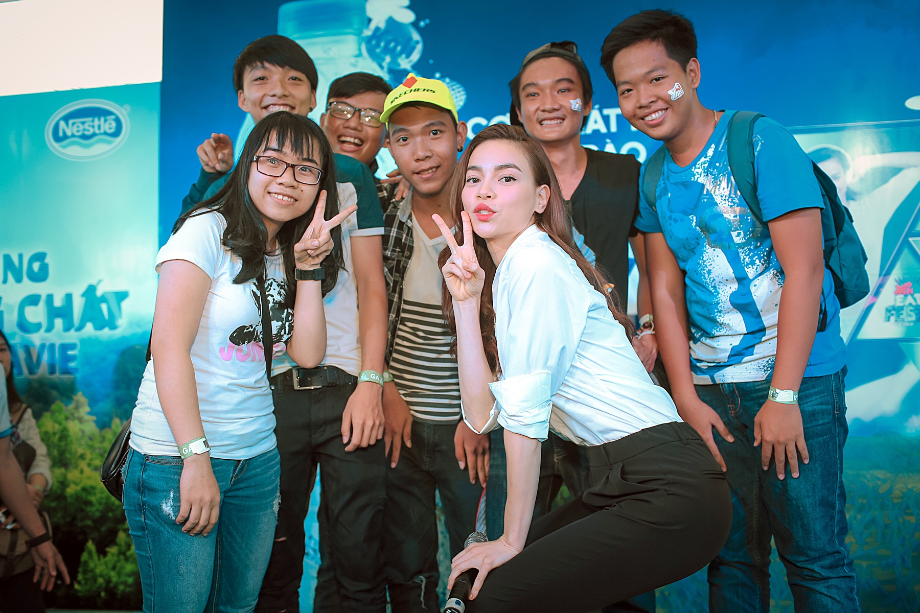 Hồ Ngọc Hà vô cùng hòa đồng và không ngần ngại tạo dáng nhí nhảnh chụp ảnh cùng các fan.