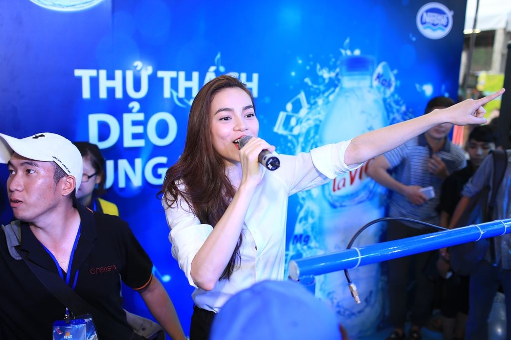 Ru bo ve goi cam, Ho Ngoc Ha chay het minh cung fan hinh anh