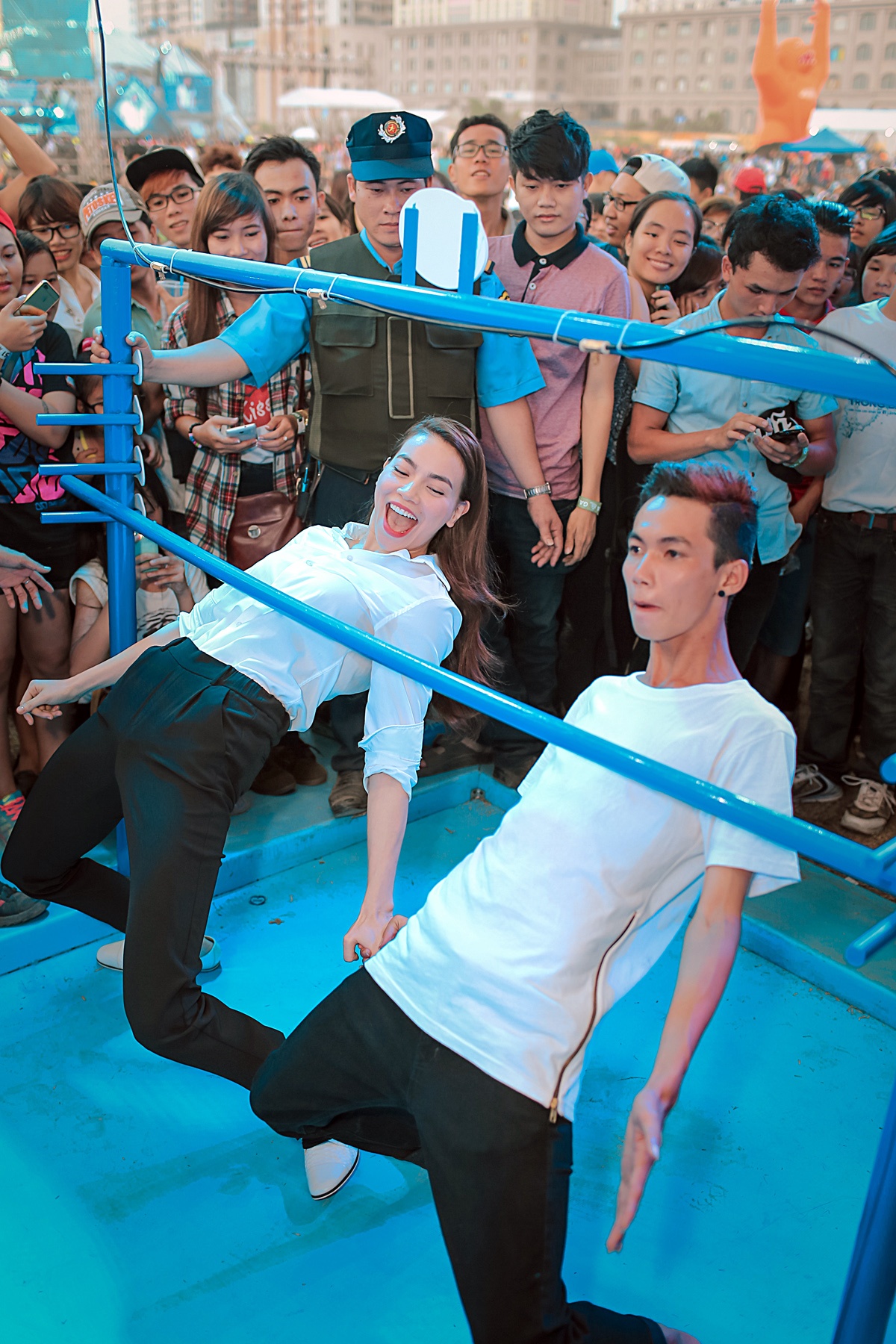 Mọi người đều vô cùng bất ngờ trước sự dẻo dai của Hồ Ngọc Hà khi thử sức với các trò chơi vân động.