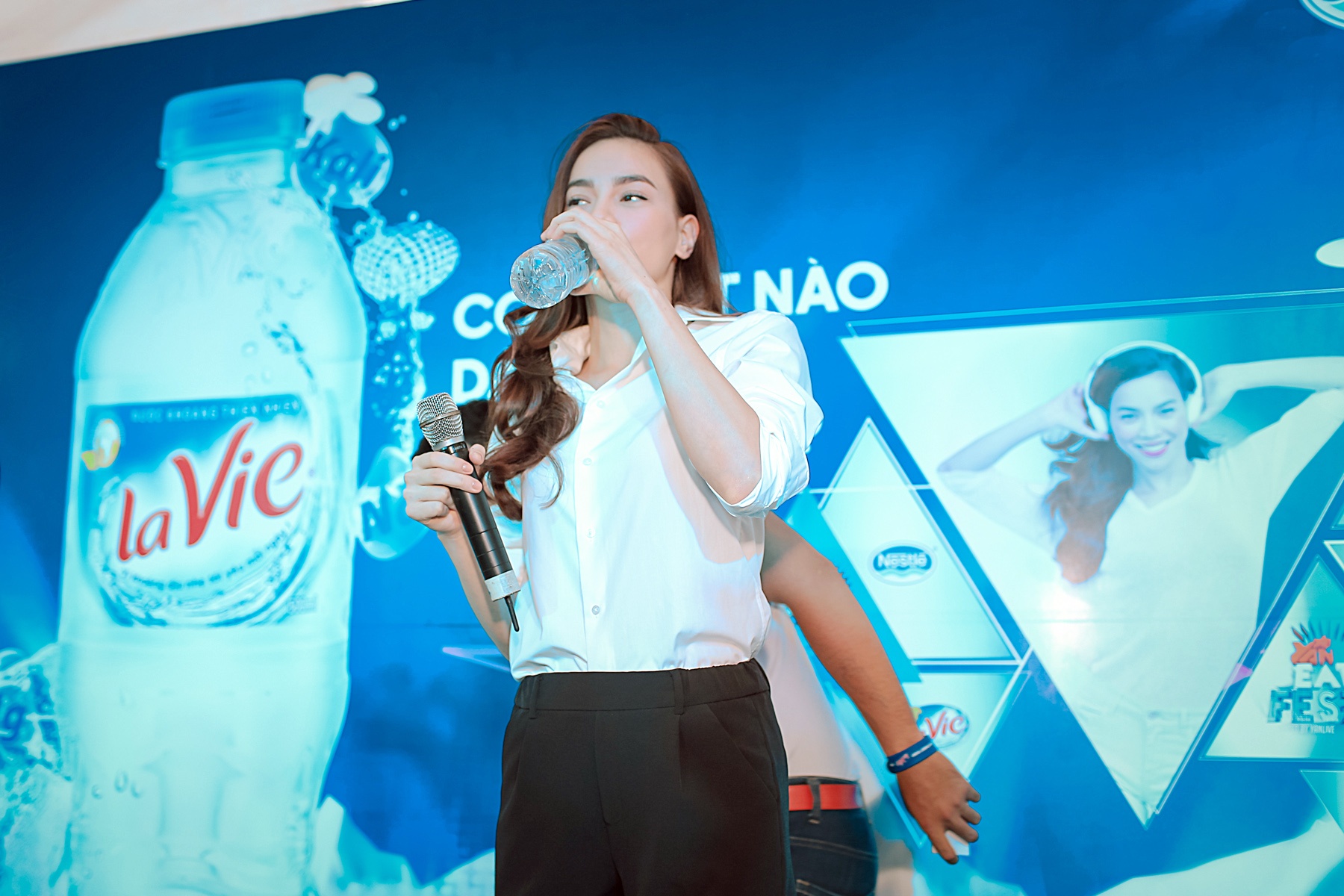 Khi khát và đổ mồ hôi, Hồ Ngọc Hà được fan quan tâm và mời ngay một chai La Vie mát lạnh. Nữ ca sĩ khoan khoái uống hết cả chai và tiếp tục chinh phục những thử thách khác.