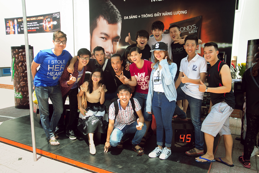 Hai ca sĩ chụp ảnh cùng fan và các bạn trẻ ở KTX Đại học Bách Khoa TP HCM. 