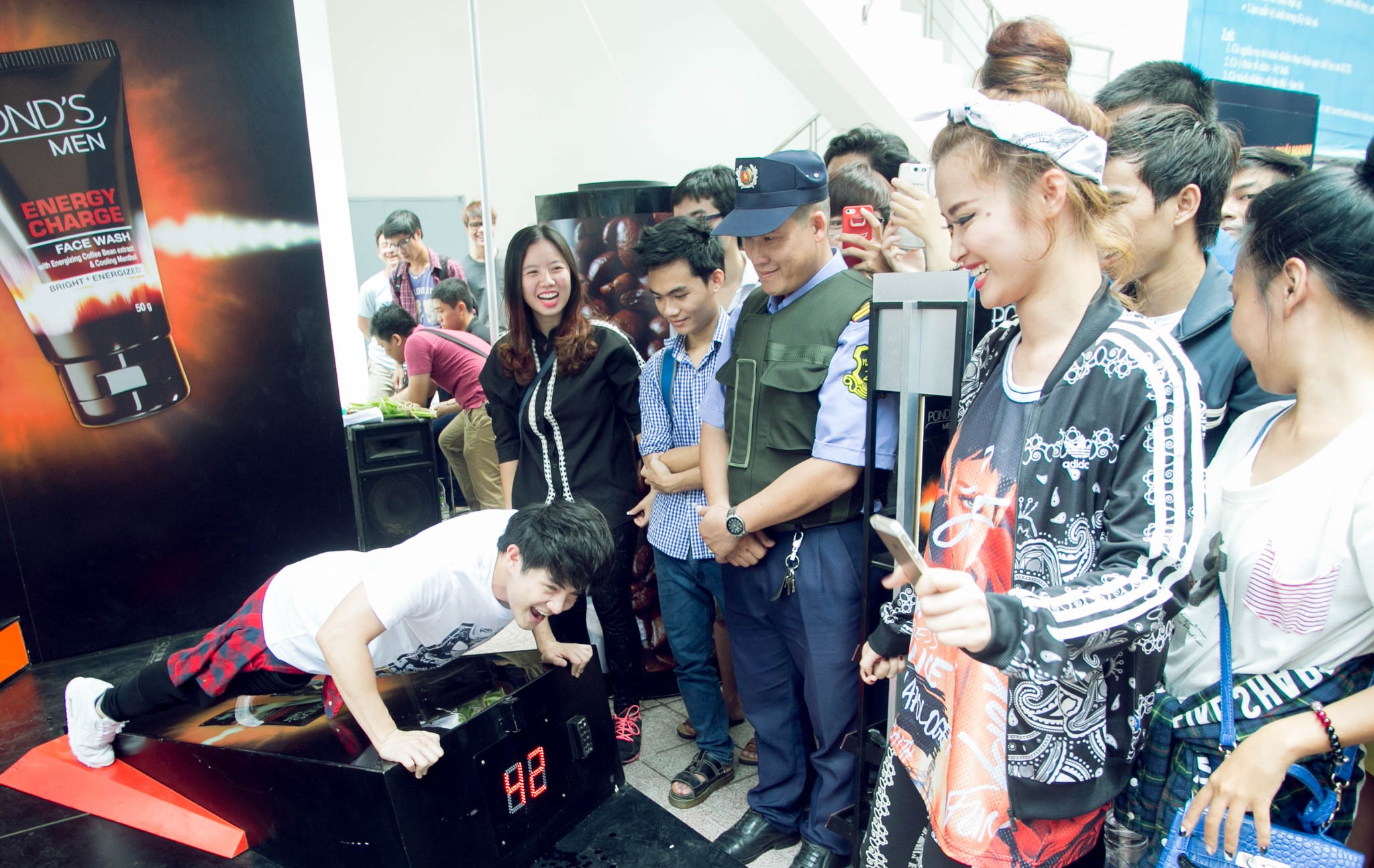 Đông Nhi hào hứng cổ vũ bạn trai.