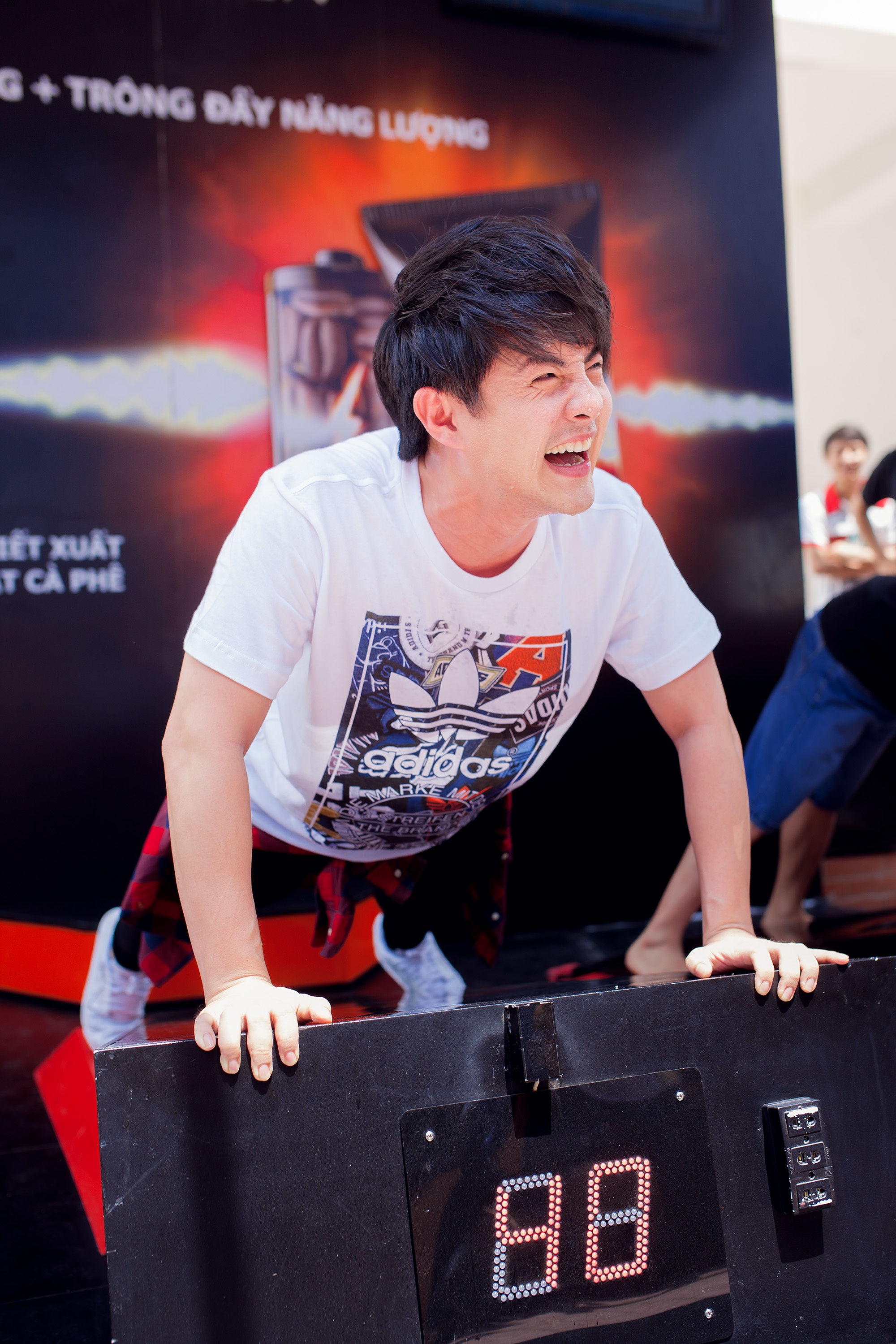 Ông Cao Thắng tỏ ra rất vui vẻ, không chịu nhiều áp lực từ cuộc đối đầu.