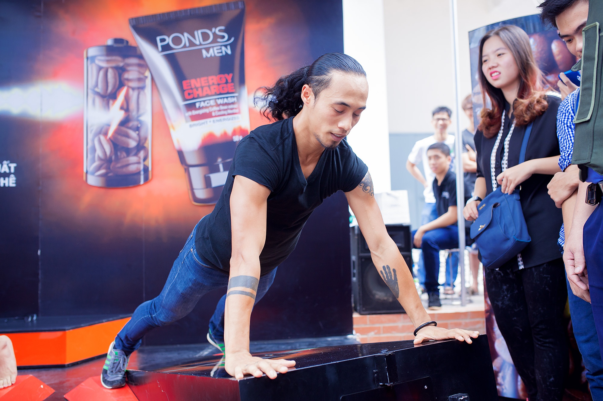 Với thể hình khá rắn chắc và thể lực bền bỉ, chàng rocker tỏ ra chiếm ưu thế so với bạn trai của Đông Nhi.