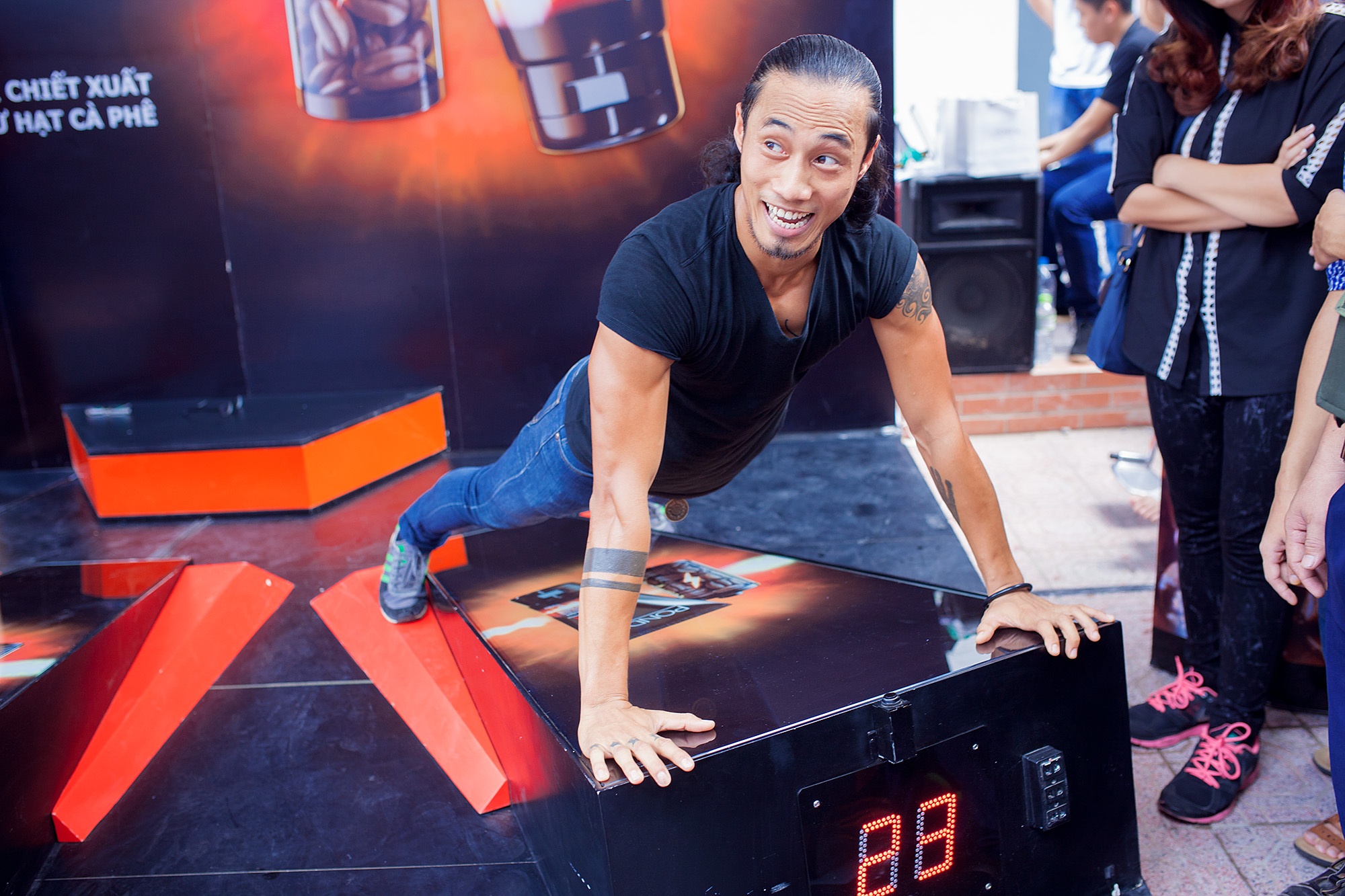 Anh luôn thích bày trò để tạo tiếng cười cho mọi người xung quanh. 